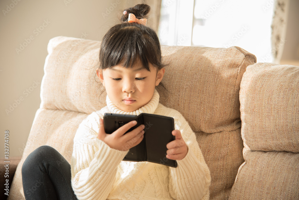 スマホを見る女の子 スマホを見る女の子