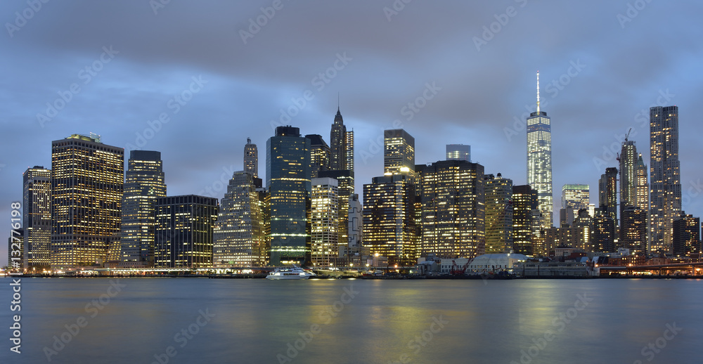 Obraz premium Panoramę Manhattanu o zmierzchu