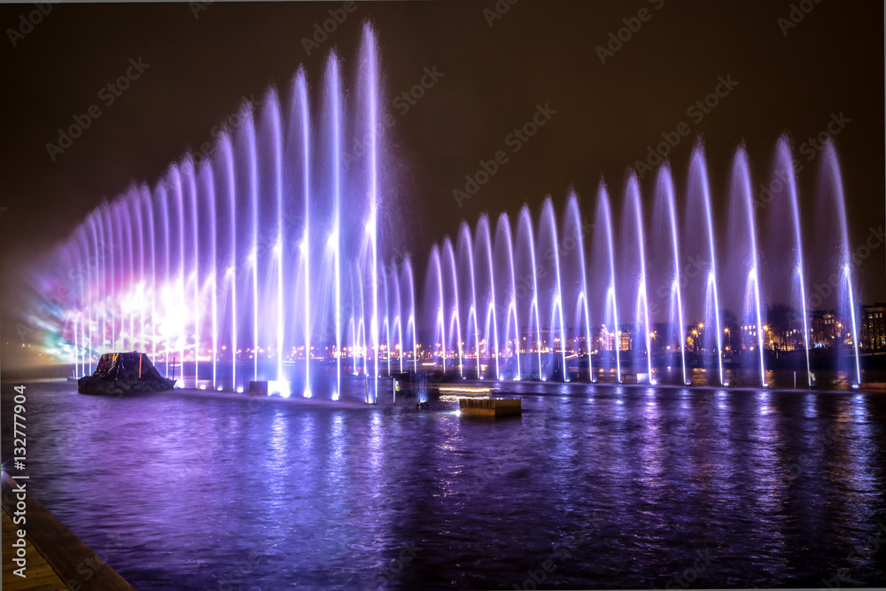 Obraz premium Fountains light art at night during the Amsterdam Light Festival.
