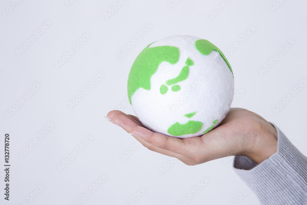 手のひらの上の地球 手のひらの上の地球