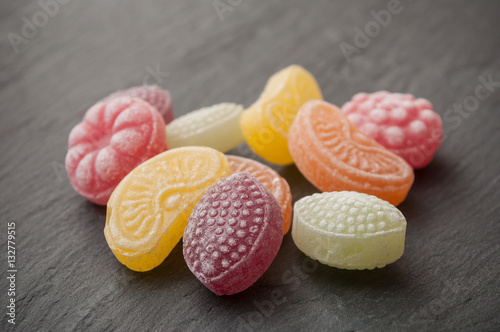 bonbons traditionnels sur ardoise photo