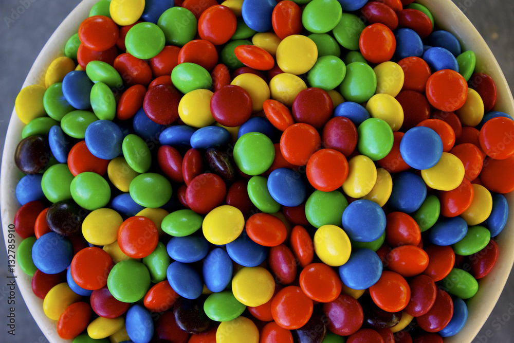 Obraz premium Bowl of Colorful Chocolate Coated Candies
