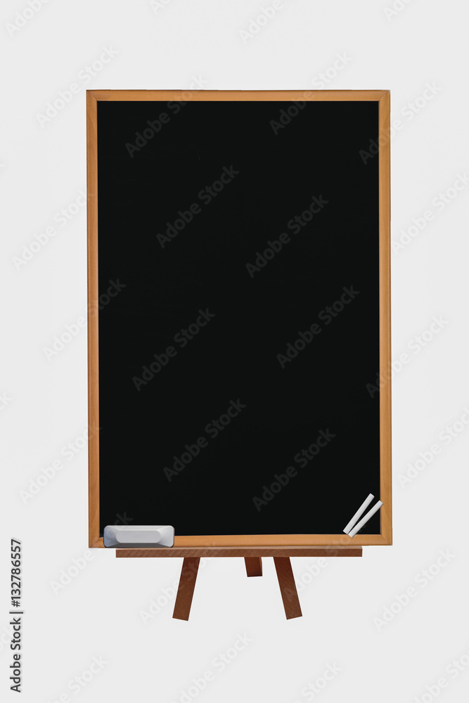 Pizarrón negro vertical con tiza y borrador en caballete sobre fondo  aislado Stock Photo | Adobe Stock