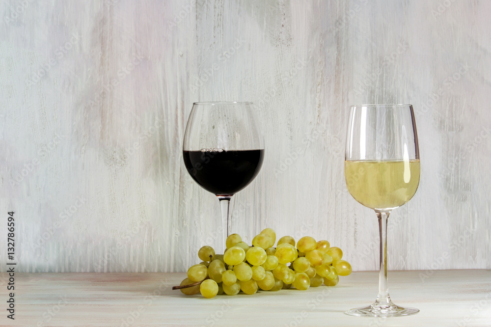 Fototapeta premium White and red wine glasses with grapes