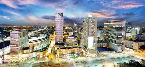 Obraz Warszawski miasto z nowożytnym drapaczem chmur przy zmierzchem, Polska