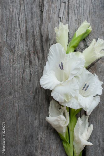 Fototapeta Naklejka Na Ścianę i Meble -  White flowers on the wooden table