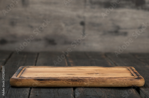 Φωτογραφία Empty cutting board on a wooden table