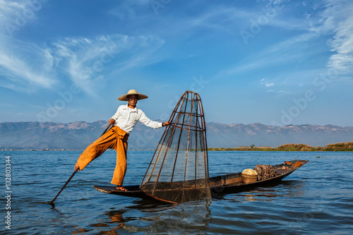 Canvas Print Traditional Burmese fisherman at Inle lake, Myanmar