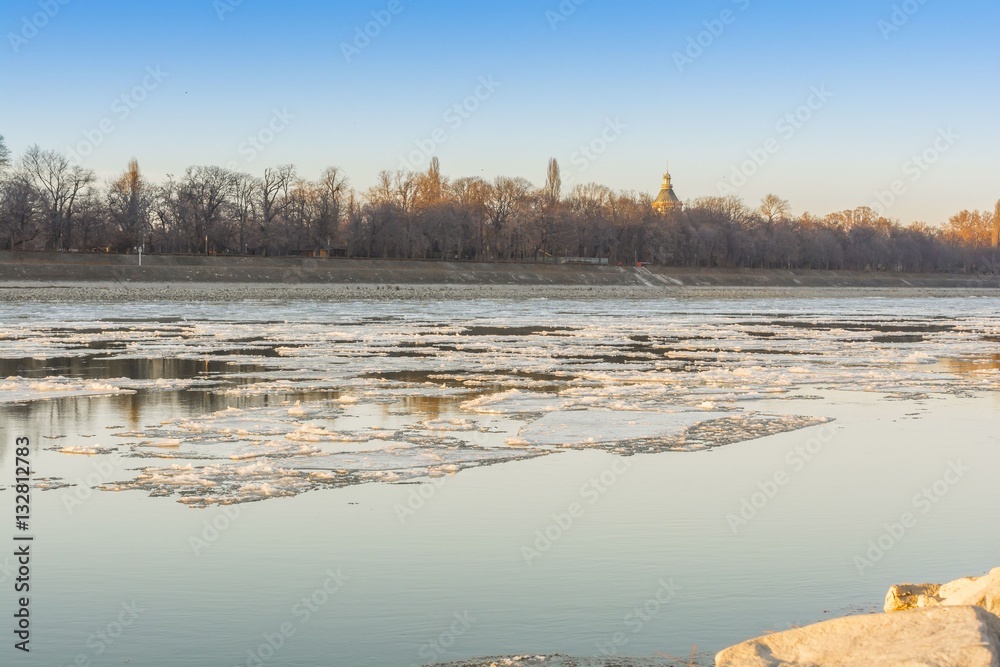 Obraz premium Winter landscape sunset on the ice of the river