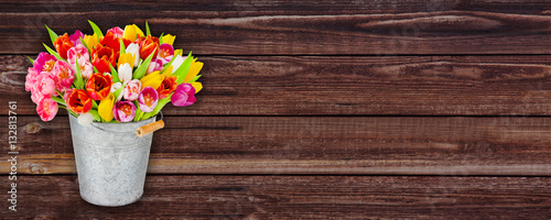 Wallpaper Mural Frühlings Blumenstrauß in einem Zinkeimer mit Holzhintergrund Torontodigital.ca