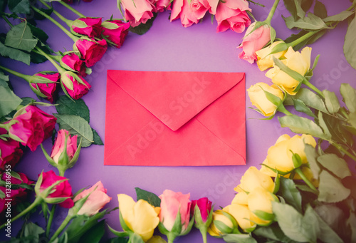 Fototapeta Naklejka Na Ścianę i Meble -  beautiful yellow and pink rose flowers and envelope