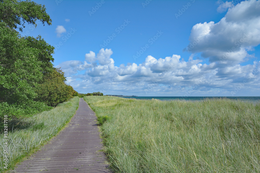 Strandwanderweg am Südstrand auf der Ostseeinsel Fehmarn,Schleswig-Holstein,Deutschland