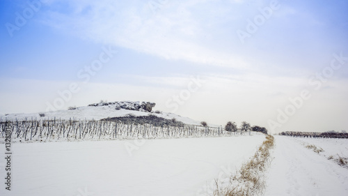 Winterlandschaft mit Felsen auf einer Anhöhe bei Oggau