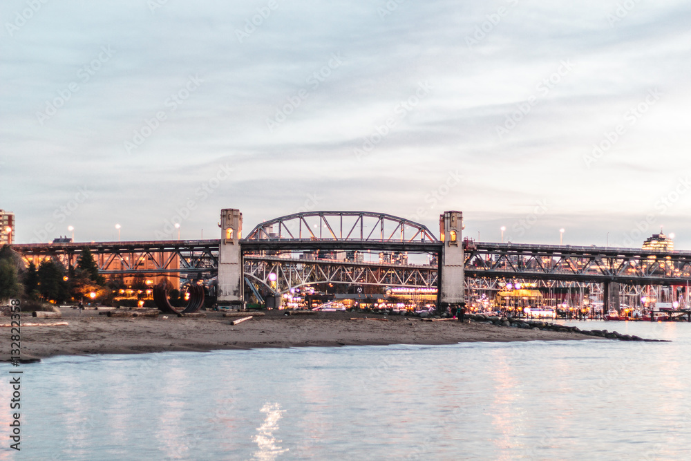 Obraz premium Granville Street Bridge at night in Vancouver BC, Canada