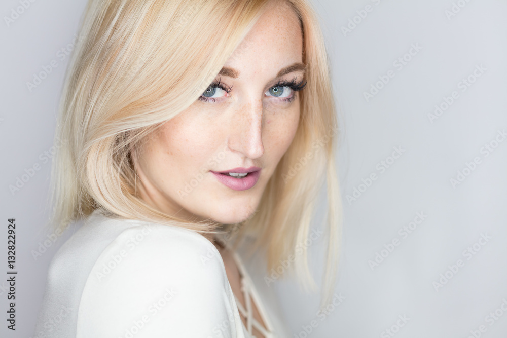 Porträt einer jungen blonden Frau Porträt einer jungen blonden Frau