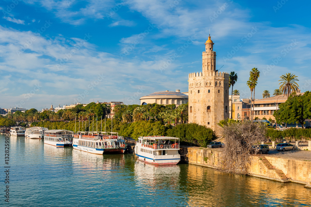 Obraz premium Wieża ze złota wzdłuż rzeki Gwadalkiwir w Sewilli w południowej Hiszpanii