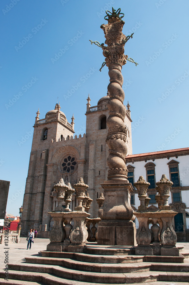Porto, 26/03/2012: la colonna ritorta della gogna, il Pelourinho, sulla terrazza di fronte al Sé do Porto, la cattedrale della città vecchia