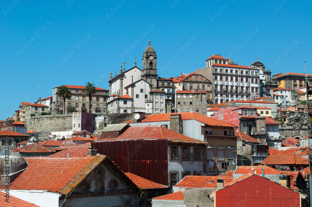 Portogallo, 26/03/2012: lo skyline di Porto, la seconda città più grande del Paese, con vista panoramica sui tetti rossi, i palazzi e gli edifici della città vecchia