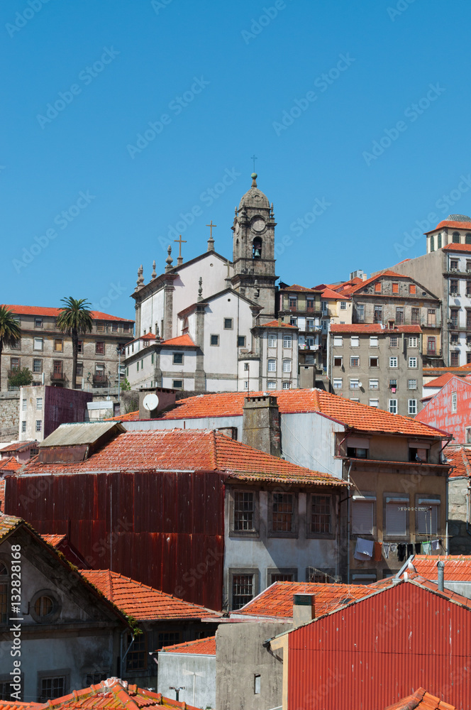 Portogallo, 26/03/2012: lo skyline di Porto, la seconda città più grande del Paese, con vista panoramica sui tetti rossi, i palazzi e gli edifici della città vecchia