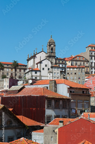 Portogallo, 26/03/2012: lo skyline di Porto, la seconda città più grande del Paese, con vista panoramica sui tetti rossi, i palazzi e gli edifici della città vecchia