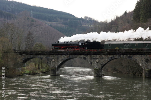 Sonderzug mit 01 150  und V215 001 zw. Altena und Werdohl auf dem Ütterlingser Viadukt  - 1