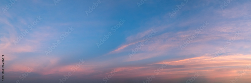 Fototapeta premium Vibrant panoramiczne niebo w czasie zmierzchu.