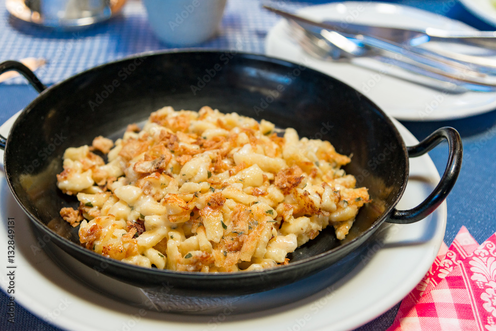 Käsespätzle rustikal serviert in einer nostalgischen Pfanne Käsespätzle rustikal serviert in einer nostalgischen Pfanne