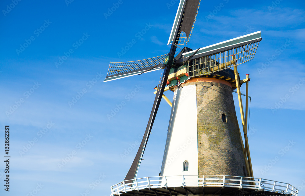 Obraz premium Holländische Windmühle vor blauem Himmel