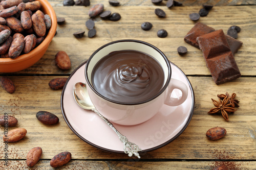 tazza di cioccolata calda fondente su tavolo rustico photo