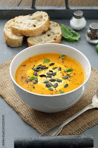 zuppa crema di zucca gialla con semi e formaggio 