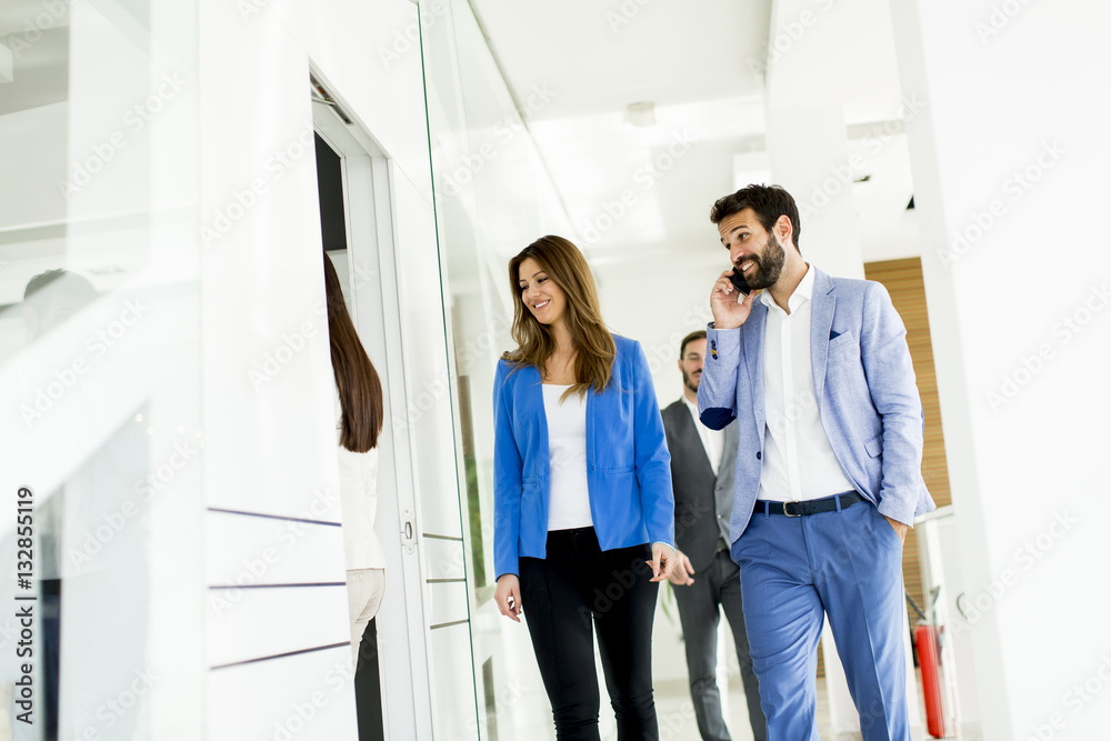 Fototapeta premium Teamwork walking in the office
