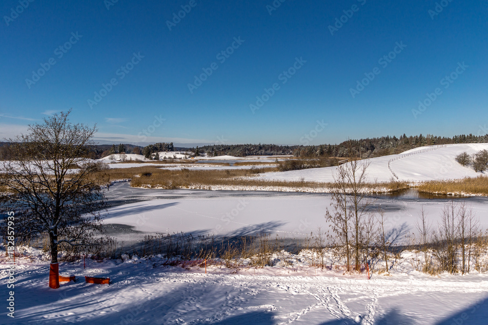 Eine Eisdecke liegt über dem Waschsee an den Osterseen Eine Eisdecke liegt über dem Waschsee an den Osterseen