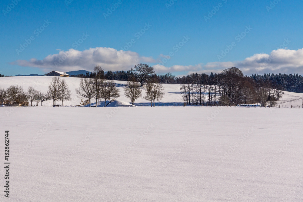 Das hügelige Voralpenland liegt still unter einer Schneedecke