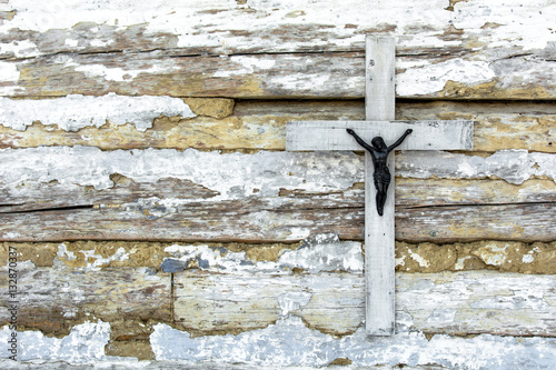 Krzyż na starej ścianie