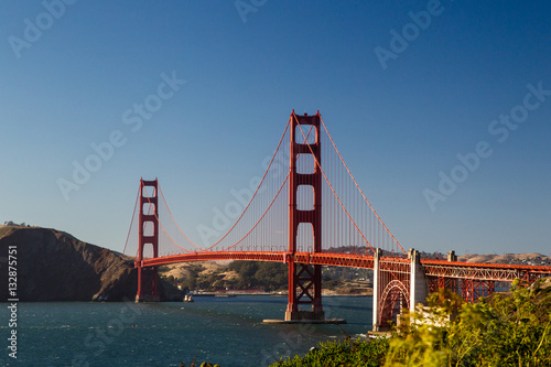 Blick von Marshalls Beach auf die Golden Gate Bridge im Abendlicht in San Francisco, Kalifornien, USA.