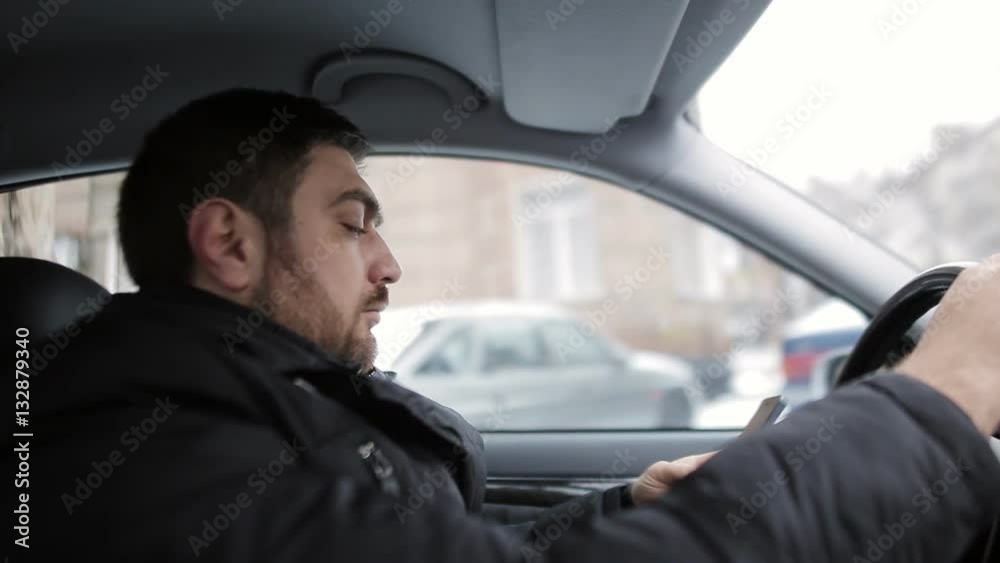 Driver goes on winter city and read messages on your phone. Dangerous driving and driving. Driver goes on winter city and read messages on your phone. Dangerous driving and driving.