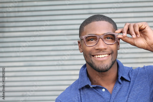 Foto African holding his eyeglasses and smiling