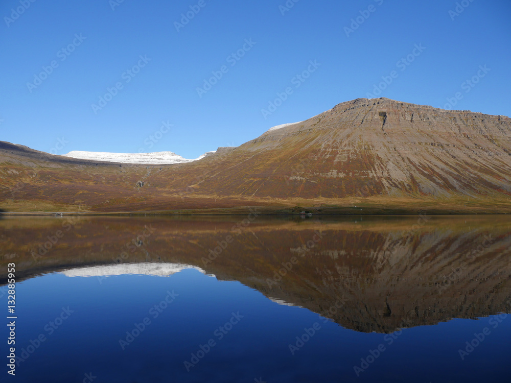 Spiegelung der Berge im Álftafjörður in den Westfjorden von Isla
