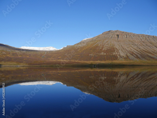 Spiegelung der Berge im Álftafjörður in den Westfjorden von Isla © Dagmar Richardt