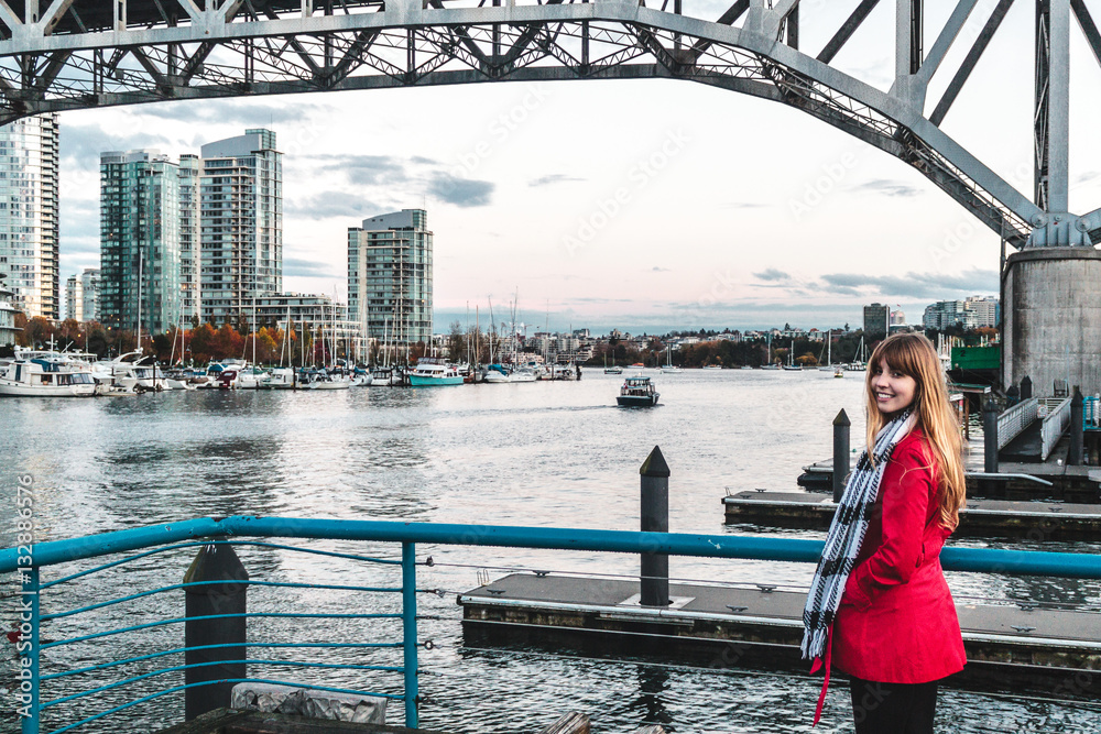 Obraz premium Girl near False Creek in Vancouver BC, Canada