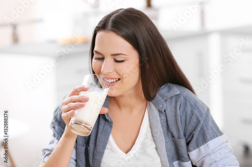 Young attractive woman drin...