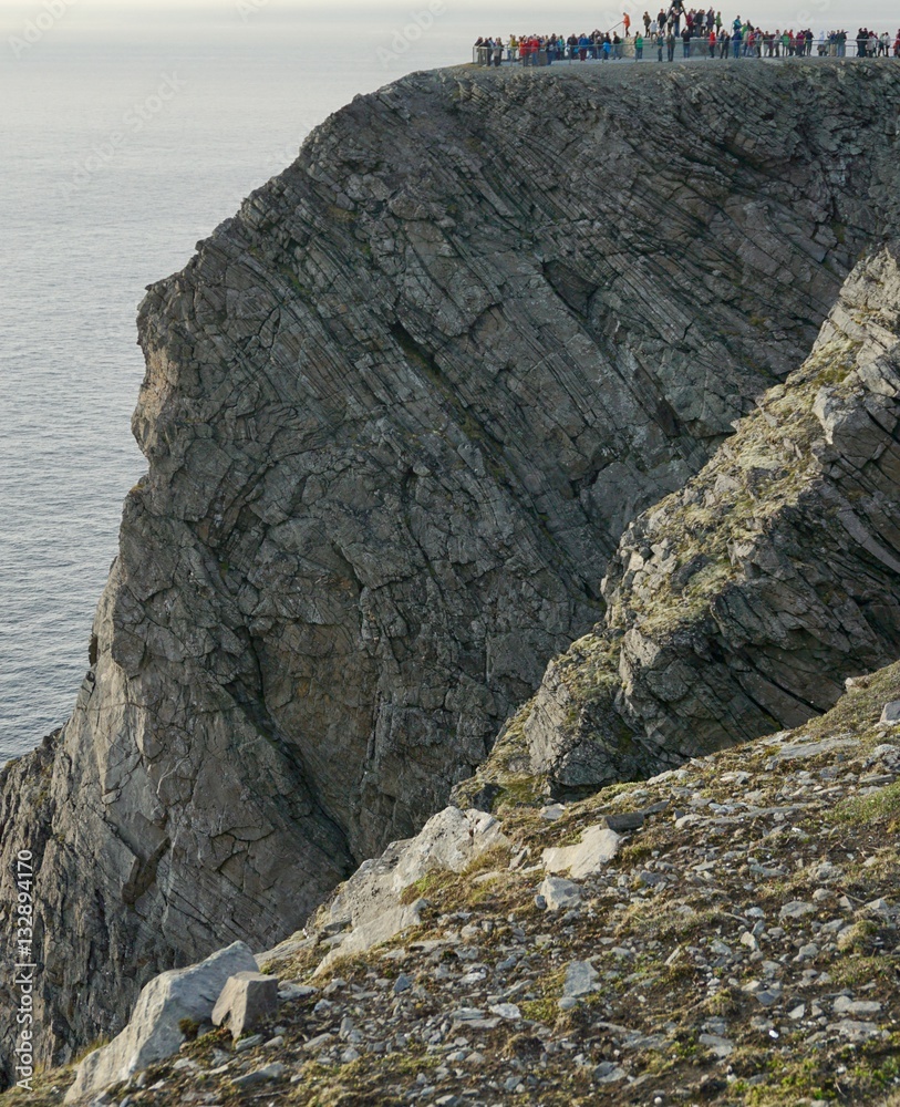 Menschen auf dem Nordkapfelsen