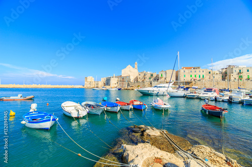 Foto Fishing boats in small port Giovinazzo near Bari, Apulia, Italy