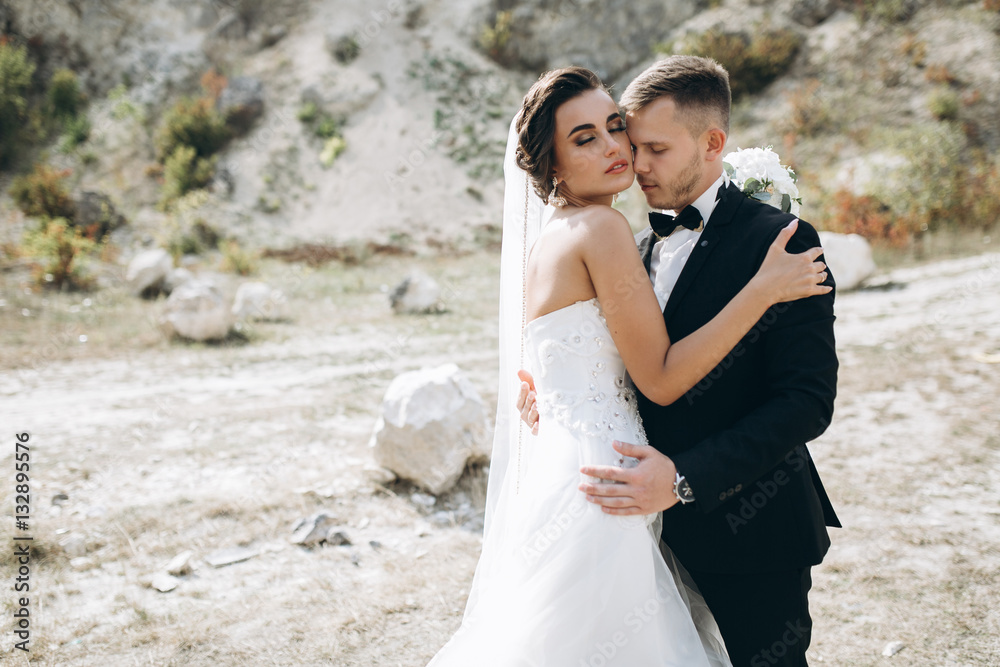 Naklejka premium Stylish wedding couple posing outdoor