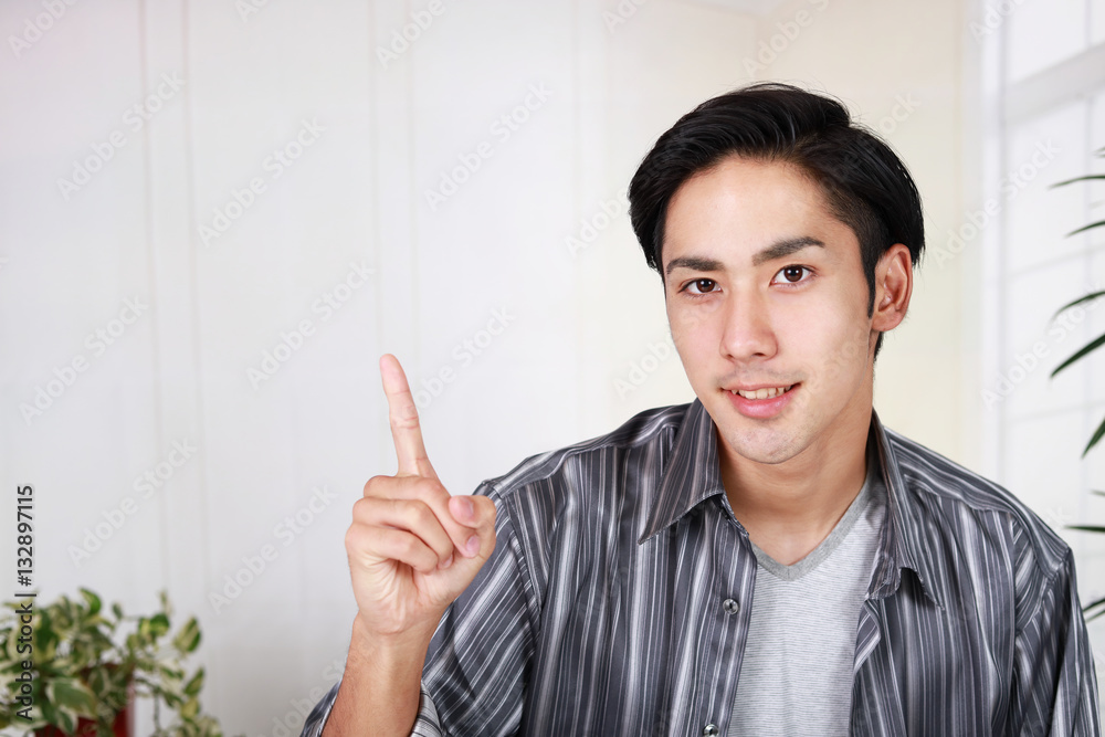 指示する笑顔の男性 指示する笑顔の男性