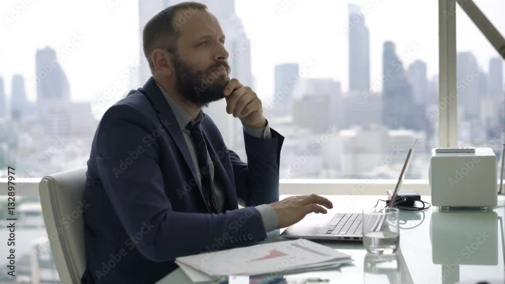 Young businessman with laptop thinking and having great idea in office
Young businessman with laptop thinking and having great idea in office