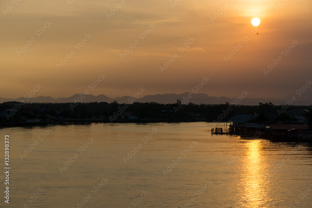 Naklejka premium Beautiful sunset river