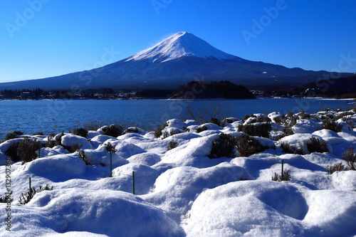 河口湖大石公園から雪の後の青空富士山