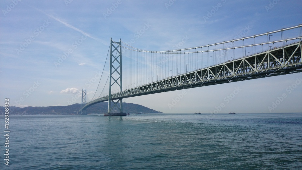 穏やかな海峡と吊り橋