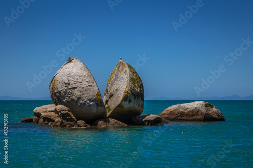Bilde på lerret Split Apple rock landmark in landscape with blue ocean and clear sky, Abel Tasma